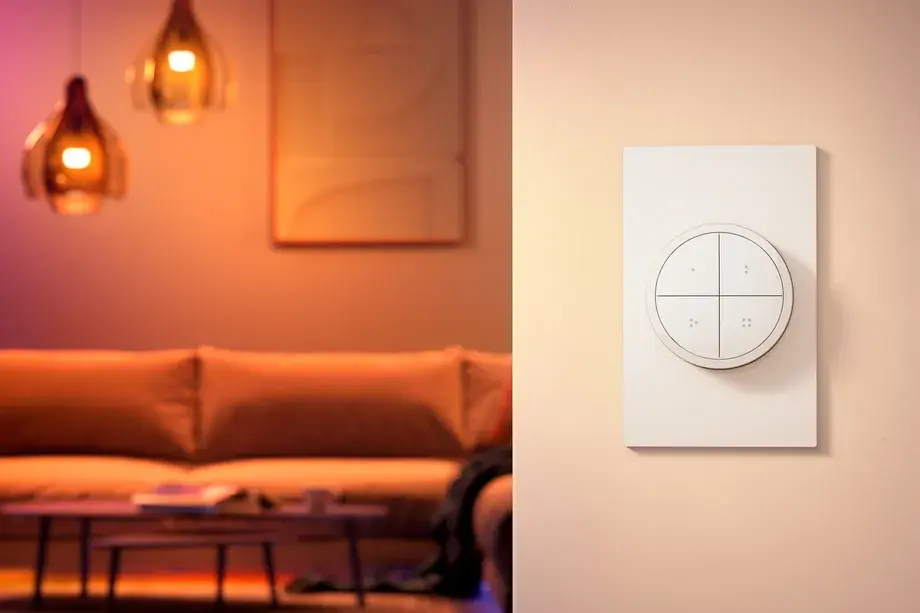 Un switch 4 boutons à cadran rotatif et une lampe sur batterie chez Philips Hue