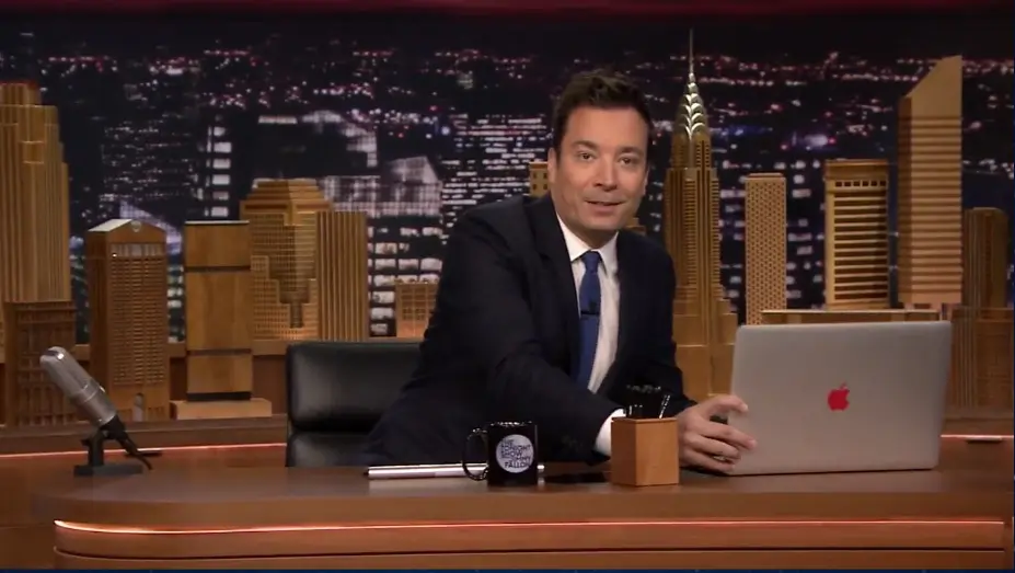 L'image du jour (bis) : quand Jimmy Fallon peint la Pomme de son MacBook Pro en rouge