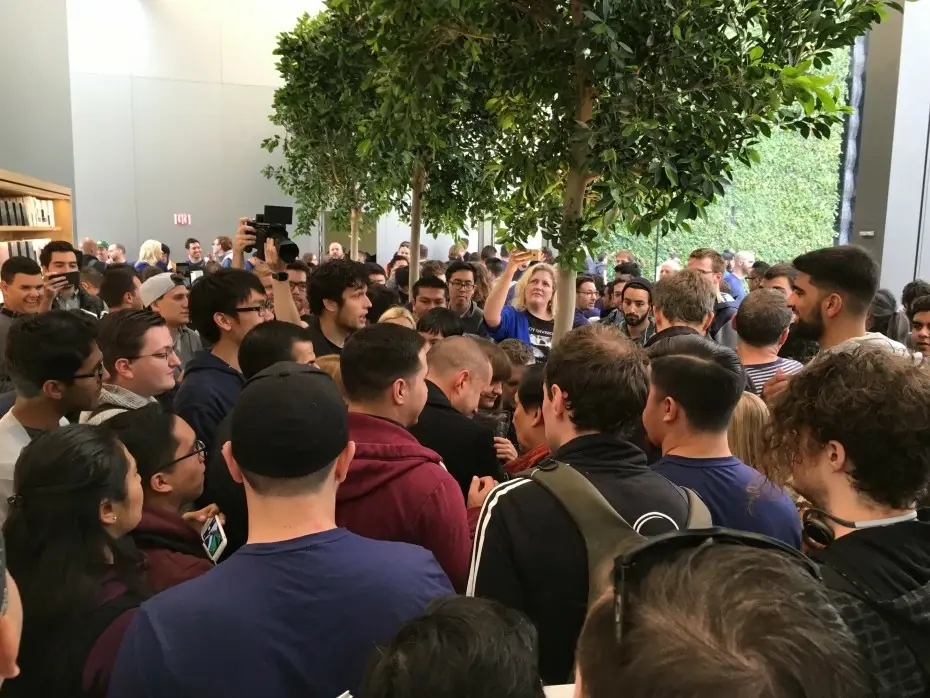 Bain de foule pour Jony Ive et Angela Ahrendts à l'Apple Store Union Square (photos)