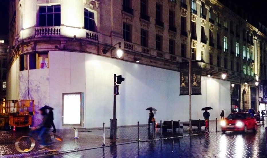 L'Apple Store de Lille planqué par une palissade blanche