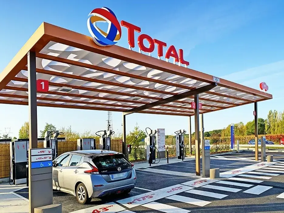 VE : Total, Métropolis, le déploiement des bornes de recharge s'accélère en France !