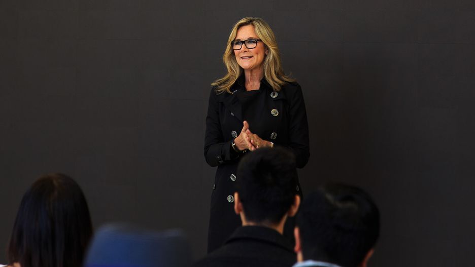 Journée de la Femme : Angela Ahrendts (n.1 de l’inspiration), Tim Cook et Malala Yousafzai