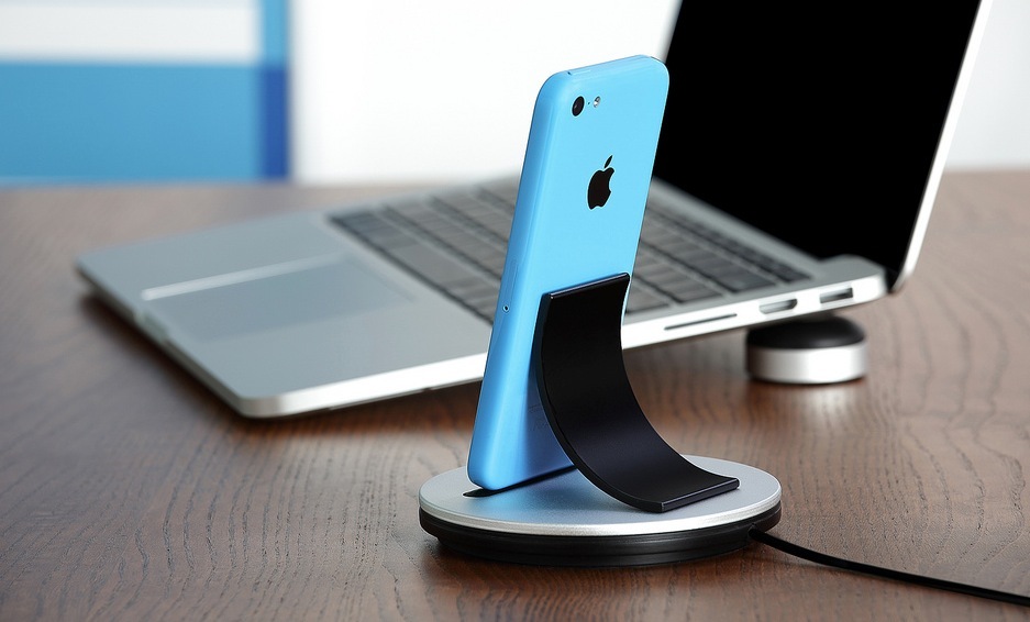 AluBolt, un support pour iPhone et iPad mini Lightning plutôt classe