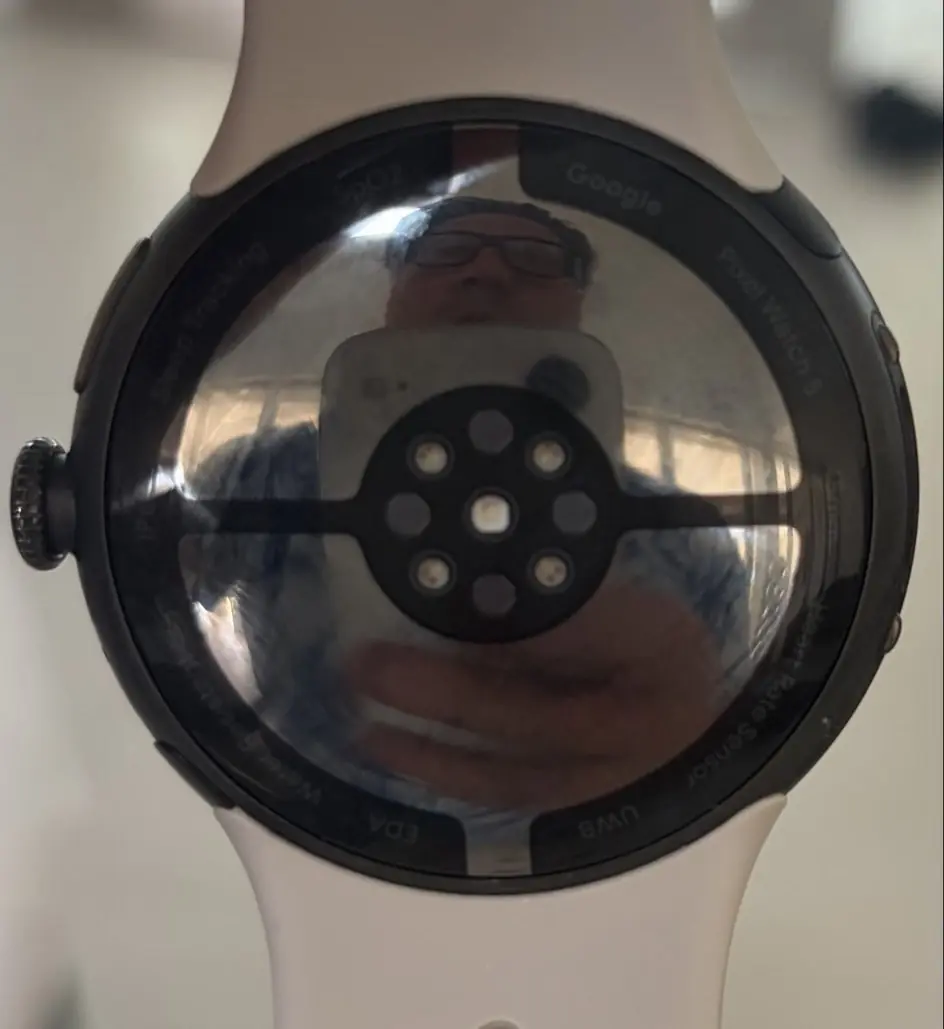 Google perd une Pixel Watch 5 au fond de la mer, un plongeur la rep&ecirc;che aux Cara&iuml;bes