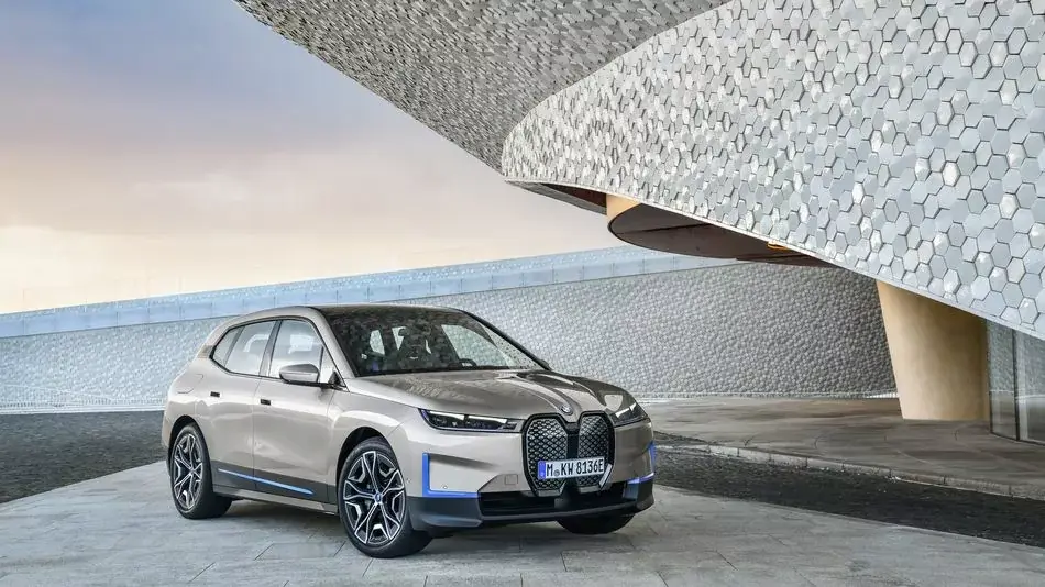 VE : BMW présente l'iX, un gros SUV avec 600Km d'autonomie "pas tout à fait terminé"