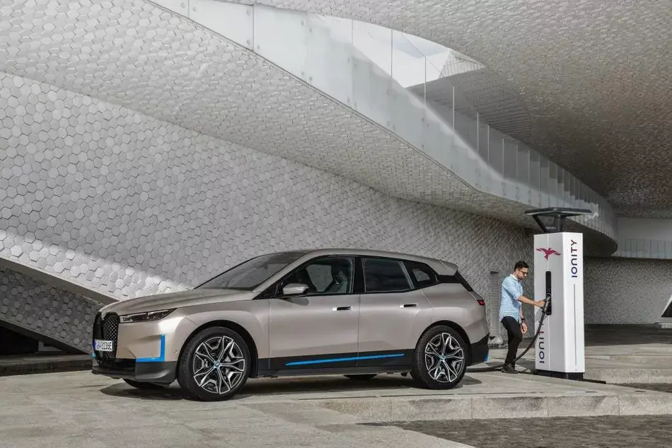 VE : BMW présente l'iX, un gros SUV avec 600Km d'autonomie "pas tout à fait terminé"