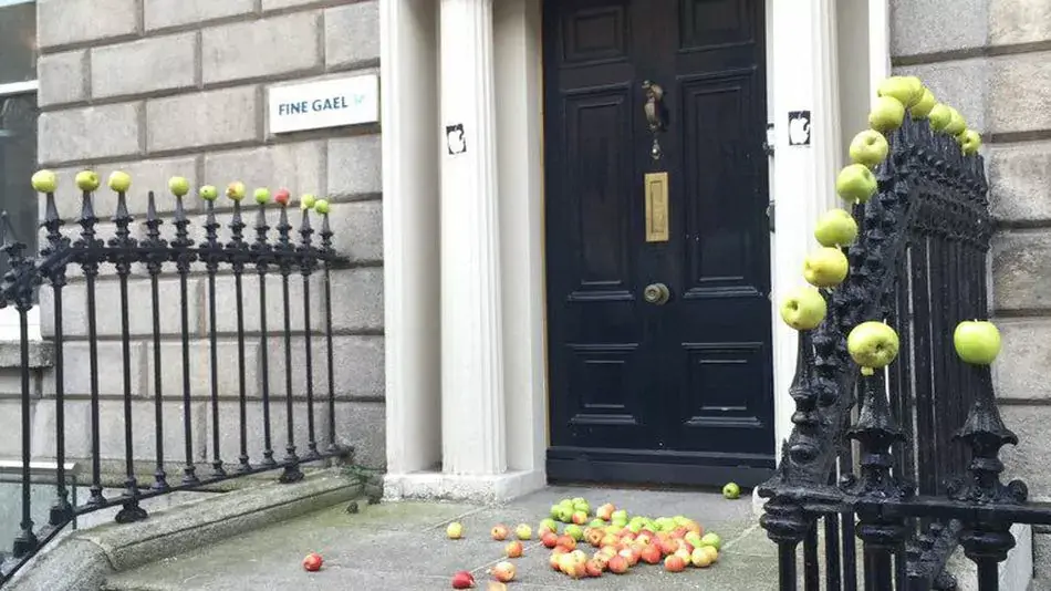 L'image du jour : le gouvernement irlandais tombe dans les pommes