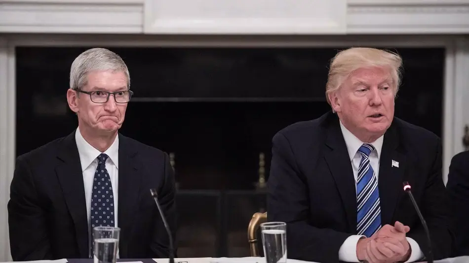 L'image du jour : l'ineffable Tim Cook face au Président Trump (roman photo)