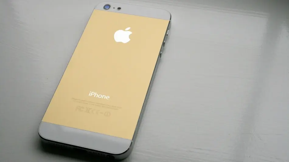 Le (vrai) Champagne montre ses muscles contre l'iPhone 5S couleur champagne