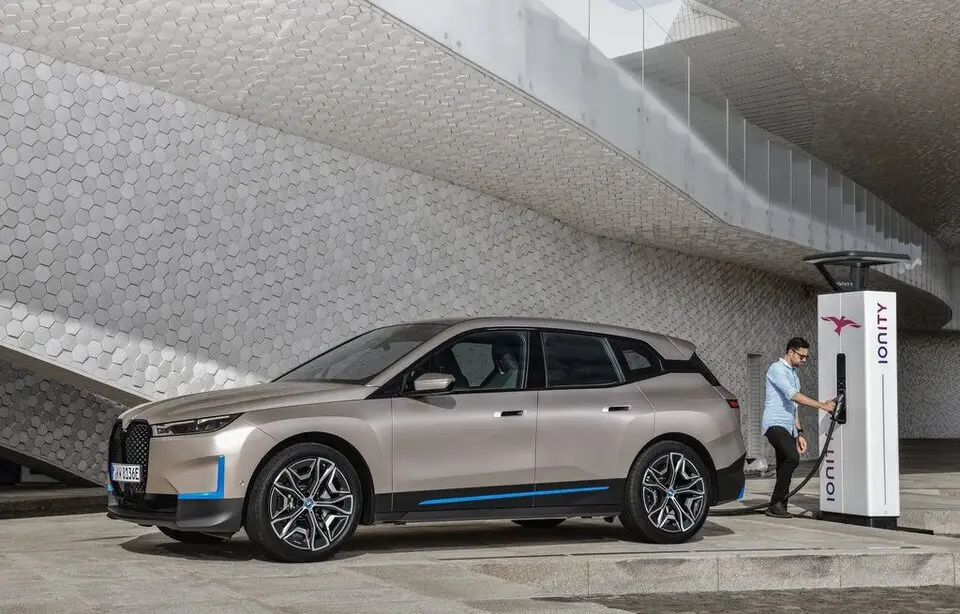VE : BMW dévoile la i4 (590km d'autonomie) et le gros SUV iX (très cher)