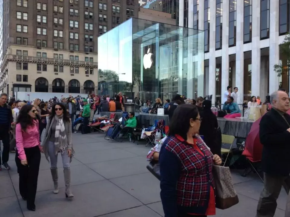 iPhone 6 : les files d'attente démarrent devant les Apple Store, même en France (photos)