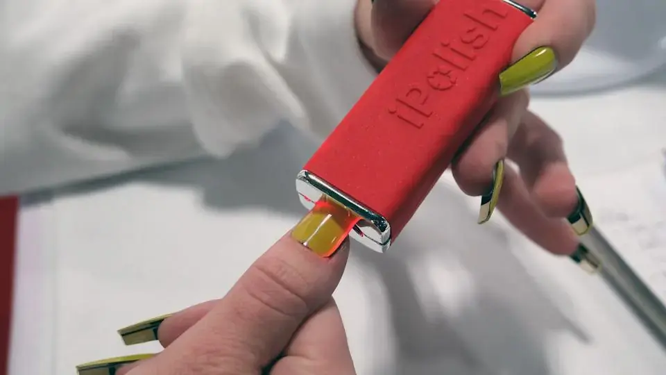 Ces ongles num&eacute;riques changent de couleur via l'iPhone