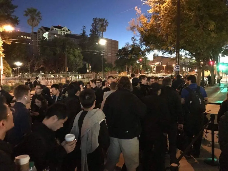 #WWDC : la file d'attente se forme déjà devant le McEnery Convention Center (photos+vidéos)