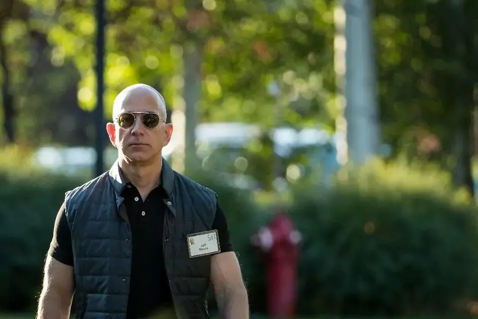 Les bénéfices d'Amazon chutent de 77%, Jeff Bezos devient l'homme le plus riche du monde