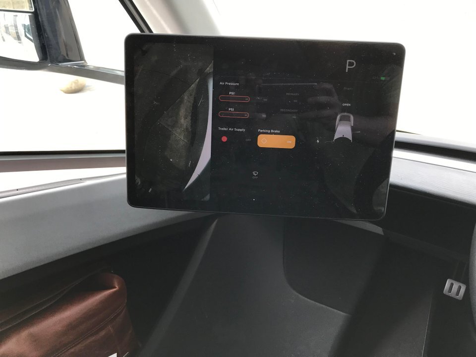 L'image du jour : le cockpit du Tesla Semi dévoilé avec ses 2 écrans géants (photos)