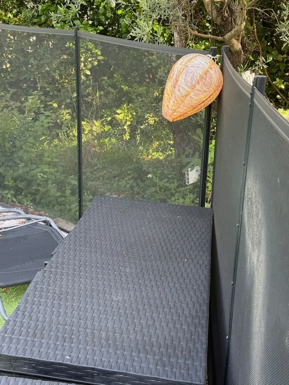 Les gu&ecirc;pes adoraient faire leur nid dans une des boites de rangement de la piscine. Plus maintenant.