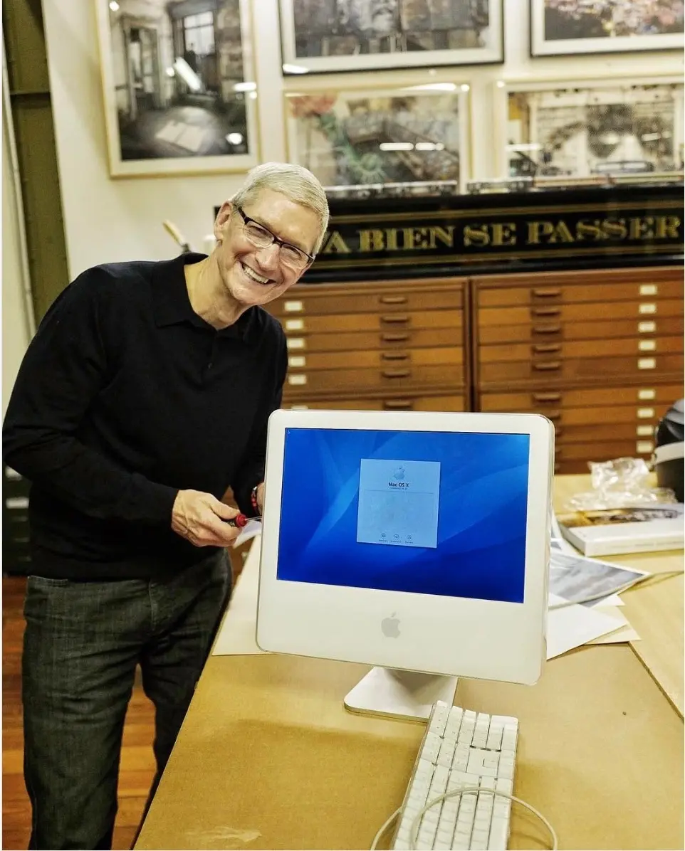 L'image du jour : Tim Cook assure le S.A.V. des anciens Mac