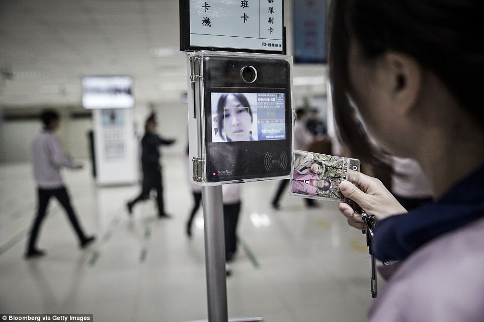 Infiltré dans une usine d'iPhone, un étudiant raconte son quotidien d'ouvrier chinois