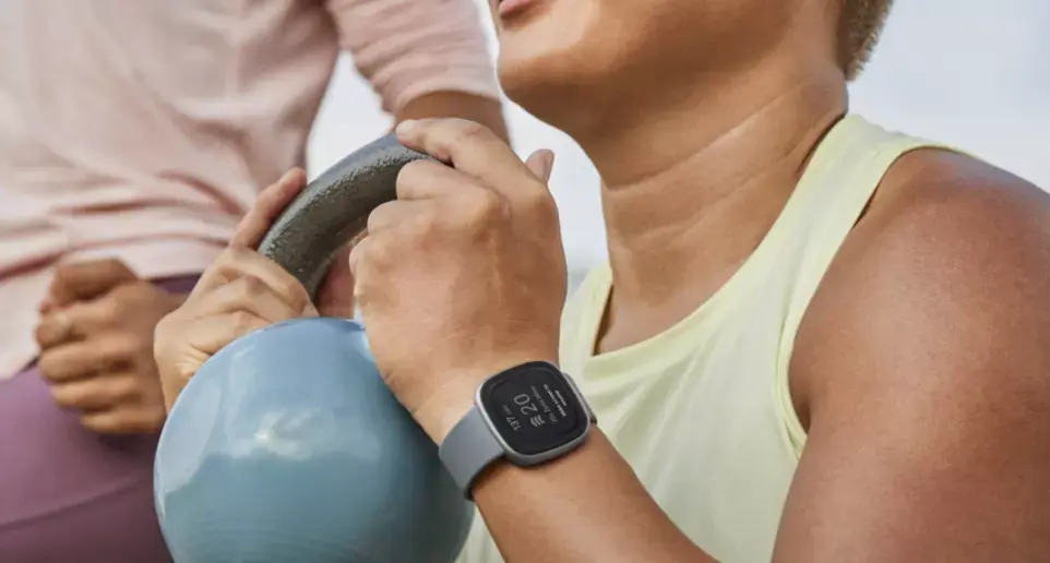 Fitbit rafraîchit trois de ses smartwatches (température, stress, glycémie, conductance cutanée...)