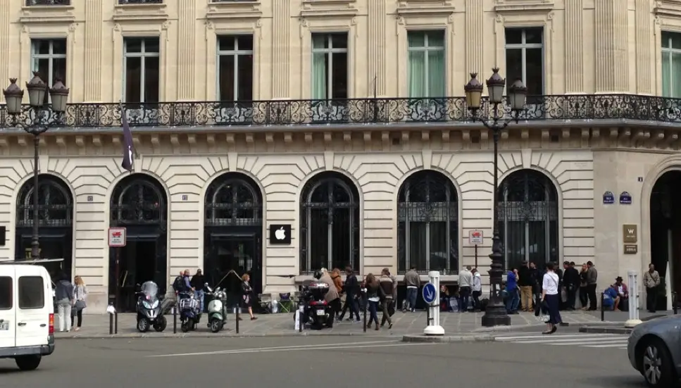 À Opéra, la queue s'allonge avant la mise en ventes des nouveaux iPhone