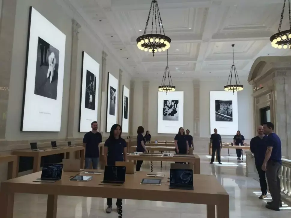 Un vrai coffre fort pour l'Apple Watch en Or dans le nouvel Apple Store de Manhattan