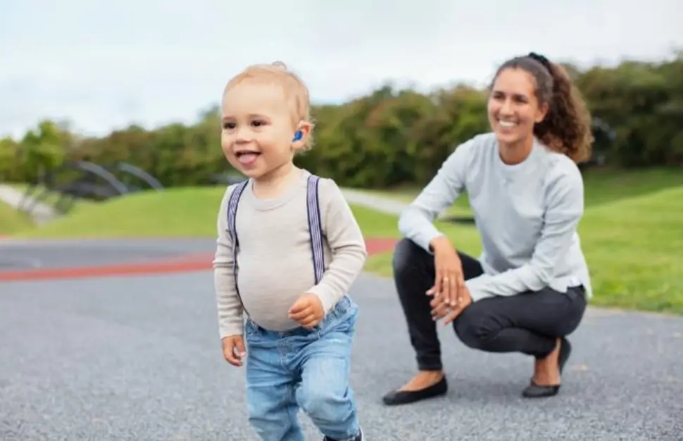 Aides auditives pour enfant : IA et connectivité avec Oticon Play PX