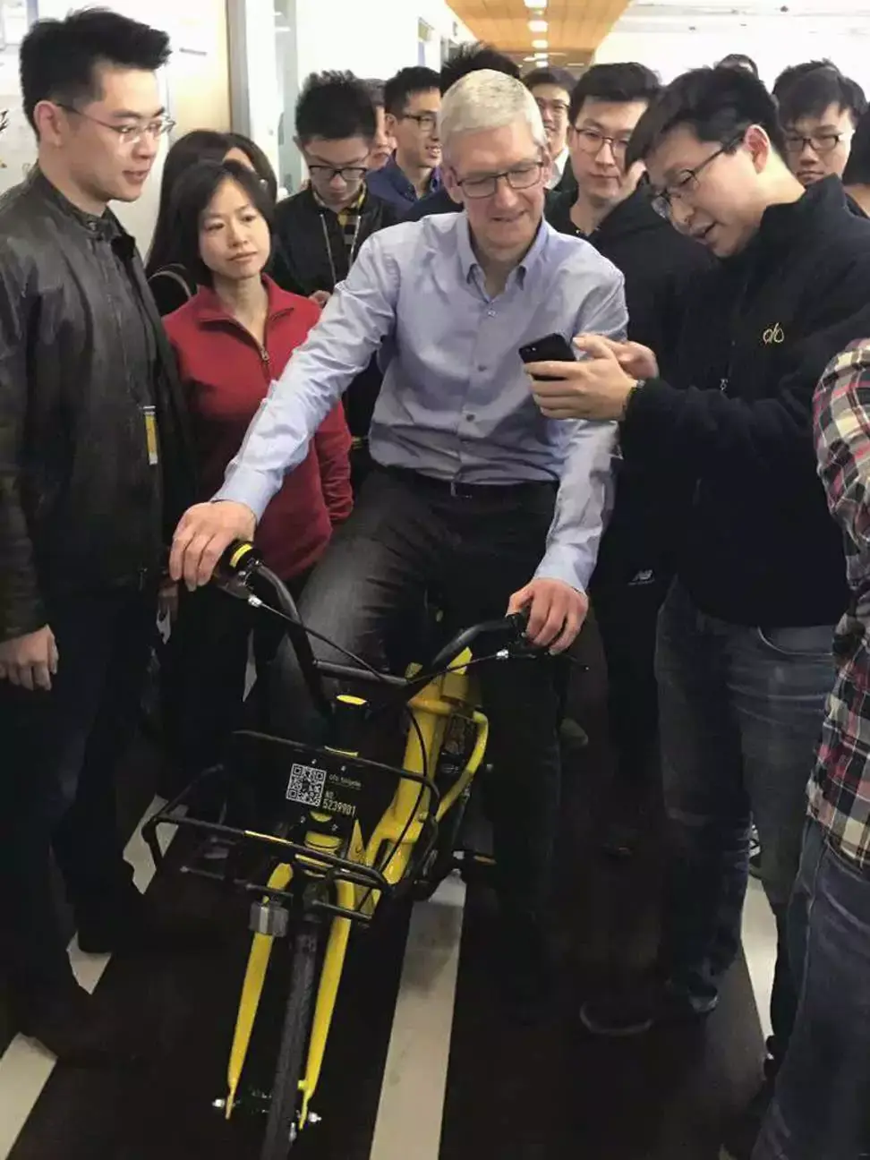 L'image du jour : Tim Cook fait le "tour de Chine" à vélo (et visite Ofo)