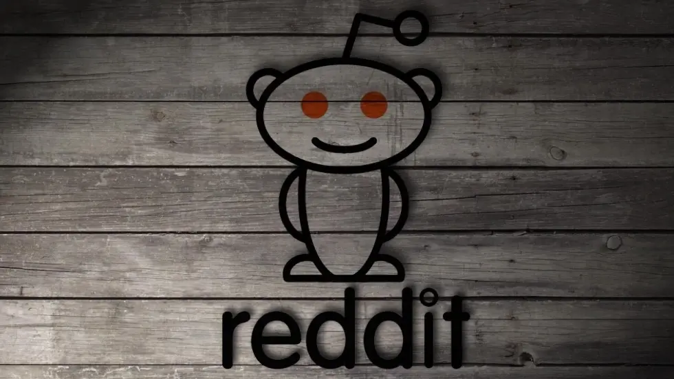 Reddit change de PDG, retrouve son fondateur, et cherche à pérenniser son activité