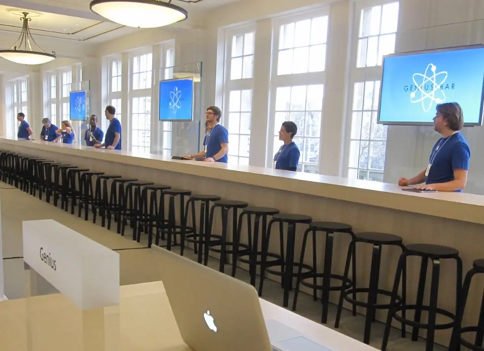 De nouveaux sièges dans les Apple Store grâce à Angela Ahrendts ?