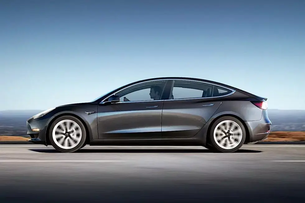 Premières livraisons pour la Tesla Model 3 : pas de HUD, une grosse tablette et de l'attente