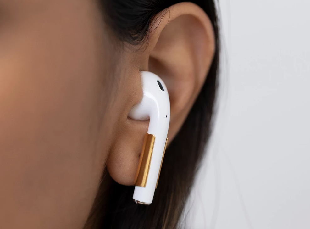 Elle crée des bijoux pour AirPods (pour ne plus les perdre !)