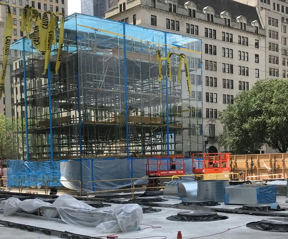 L'image du jour : les panneaux de verre sont enfin posés sur le Cube de New York !